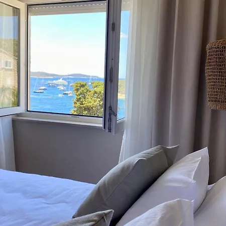 Up&Above ,New Luxury Apt, Steps From Beach And Old Town Hvar Town Exterior photo