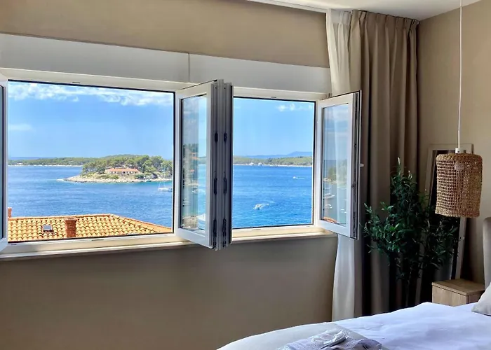 Up&Above ,New Luxury Apt, Steps From Beach And Old Town