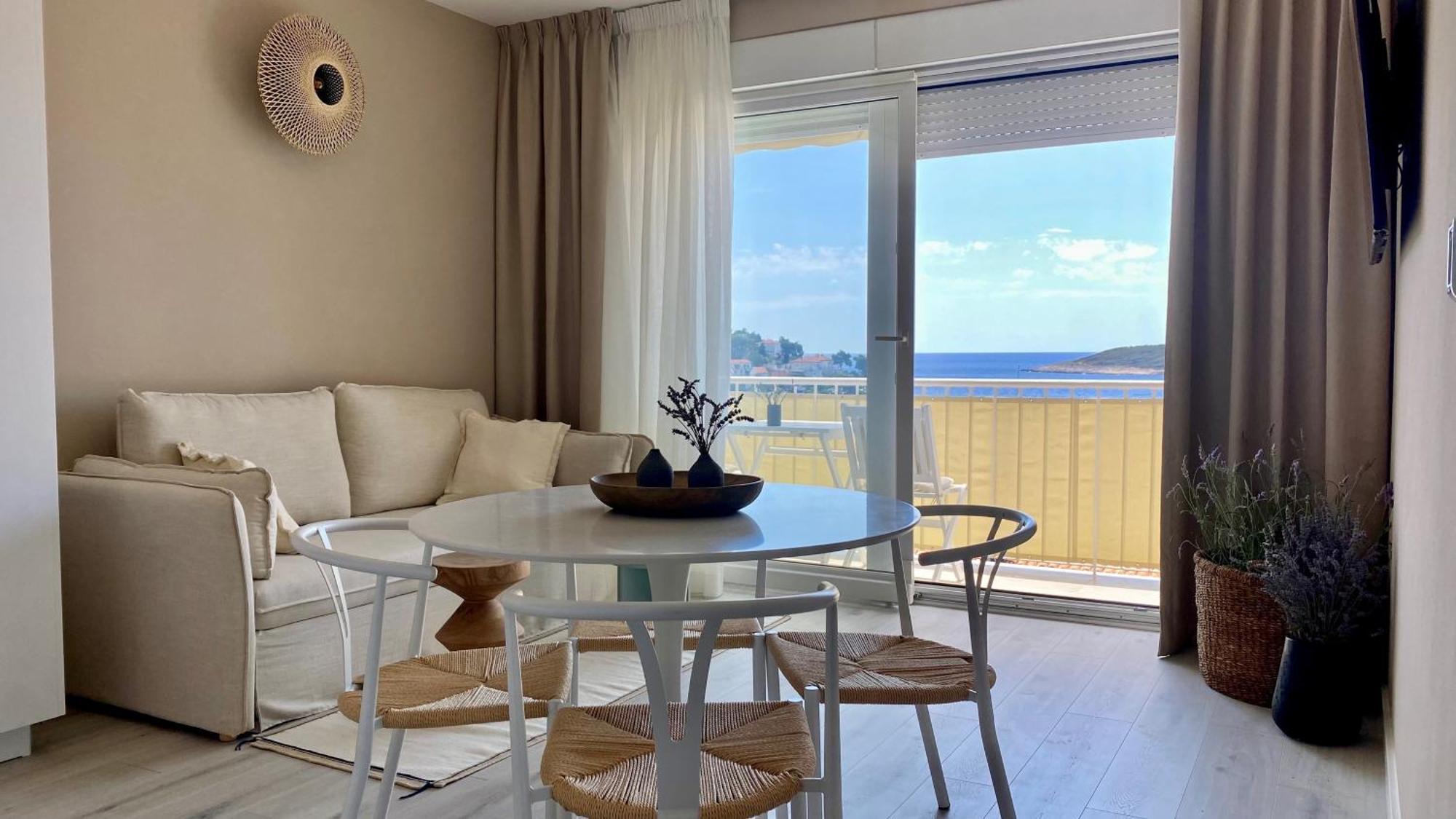 Apartment Up&above ,new Luxury Apt, Steps From And Old Town *