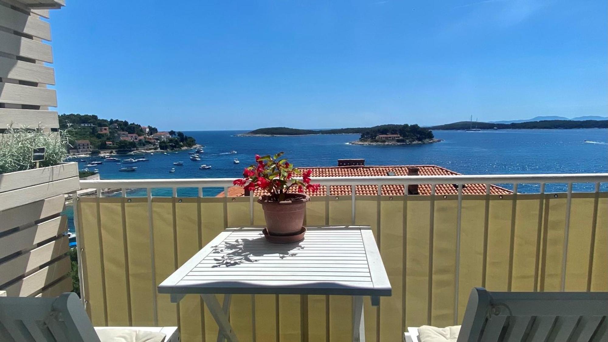 Up&above ,new Luxury Apt, Steps From And Old Town Apartment Hvar Town
