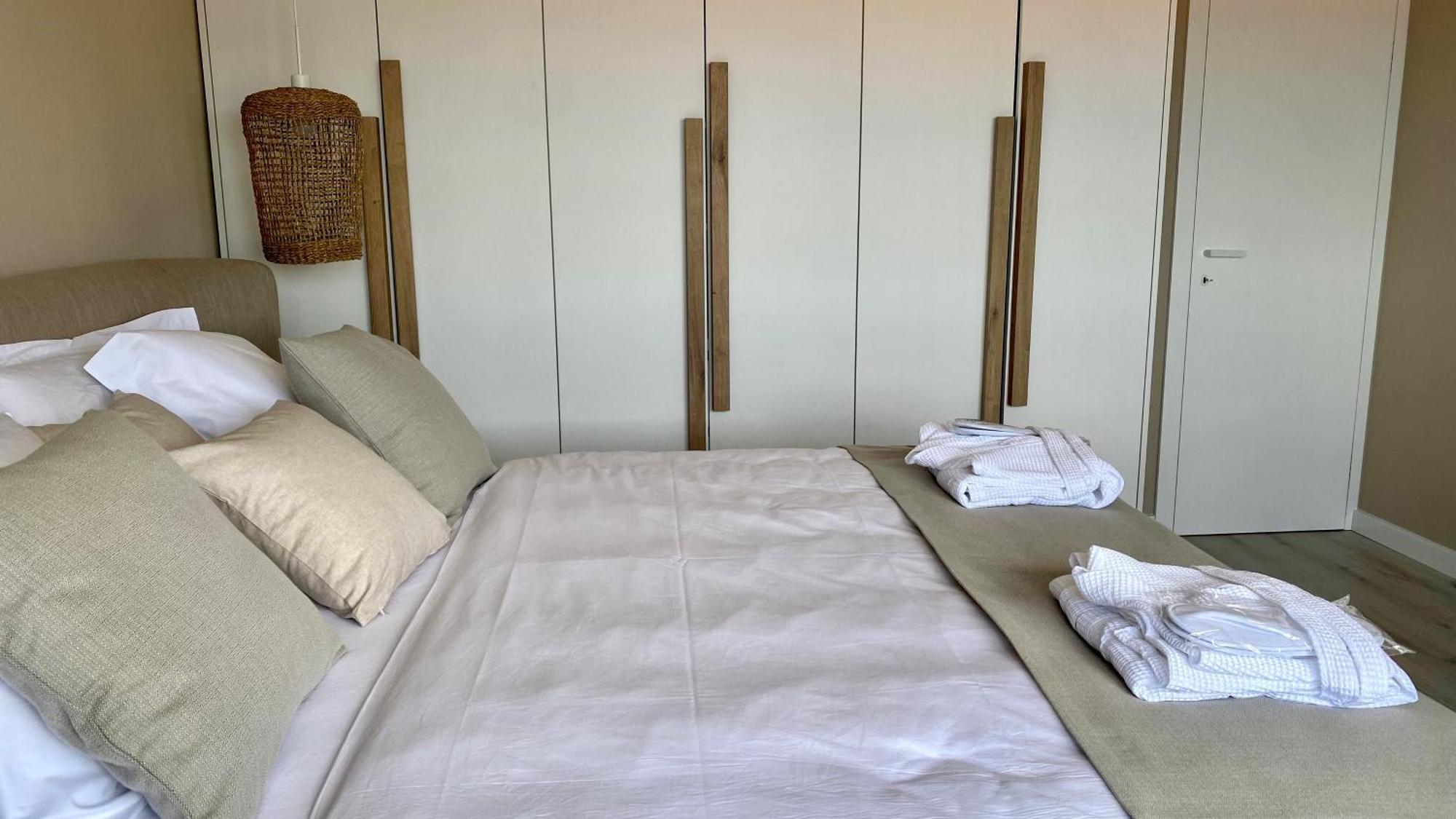 Up&above ,new Luxury Apt, Steps From And Old Town Hvar Town