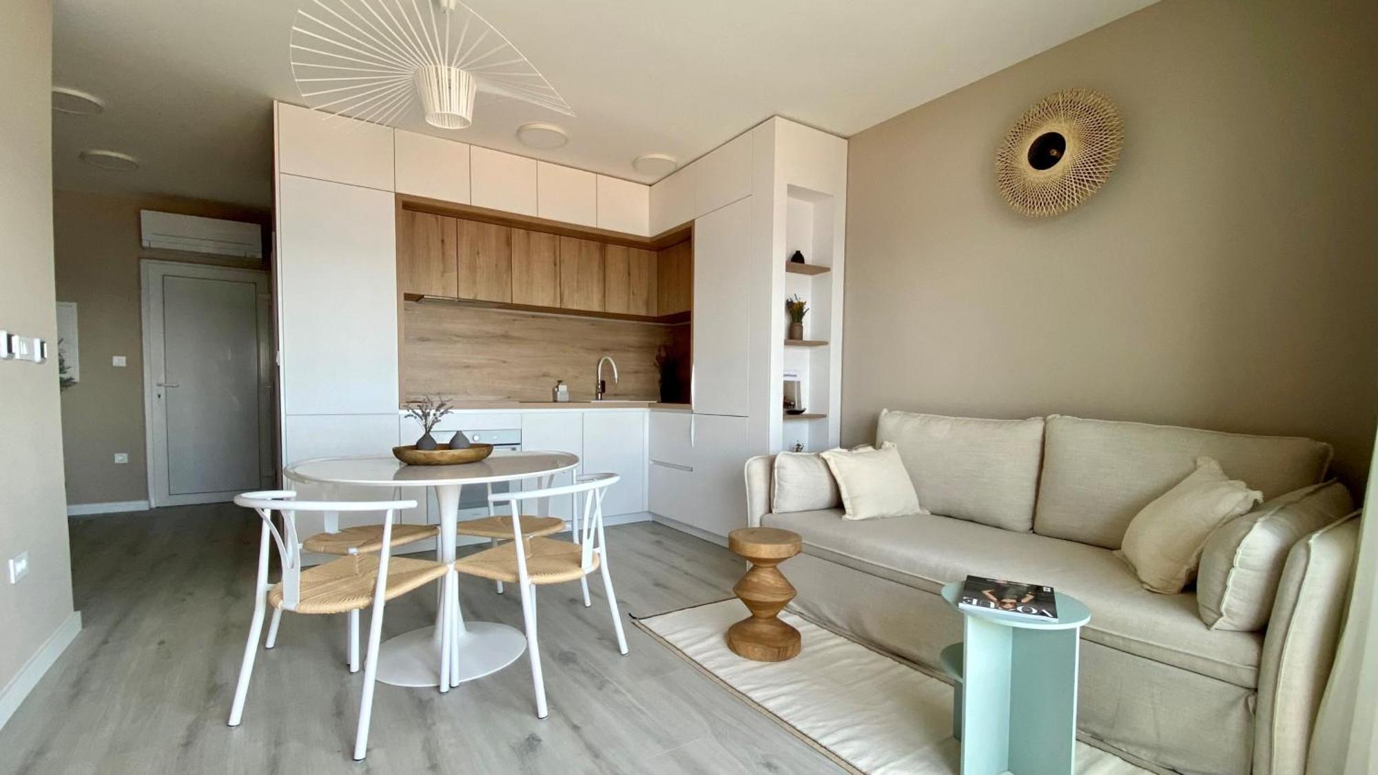 Up&above ,new Luxury Apt, Steps From And Old Town Apartment *