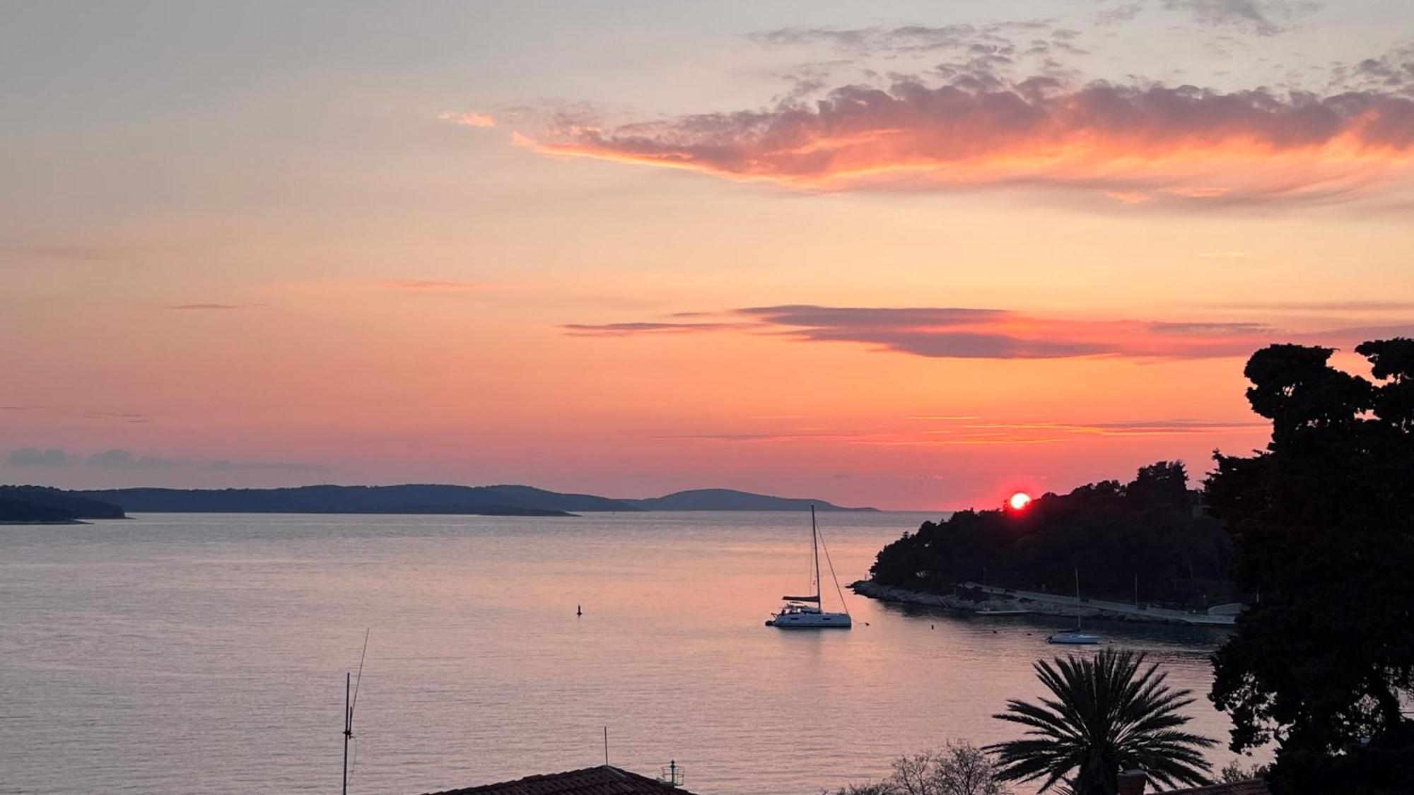 Up&above ,new Luxury Apt, Steps From And Old Town Hvar Town