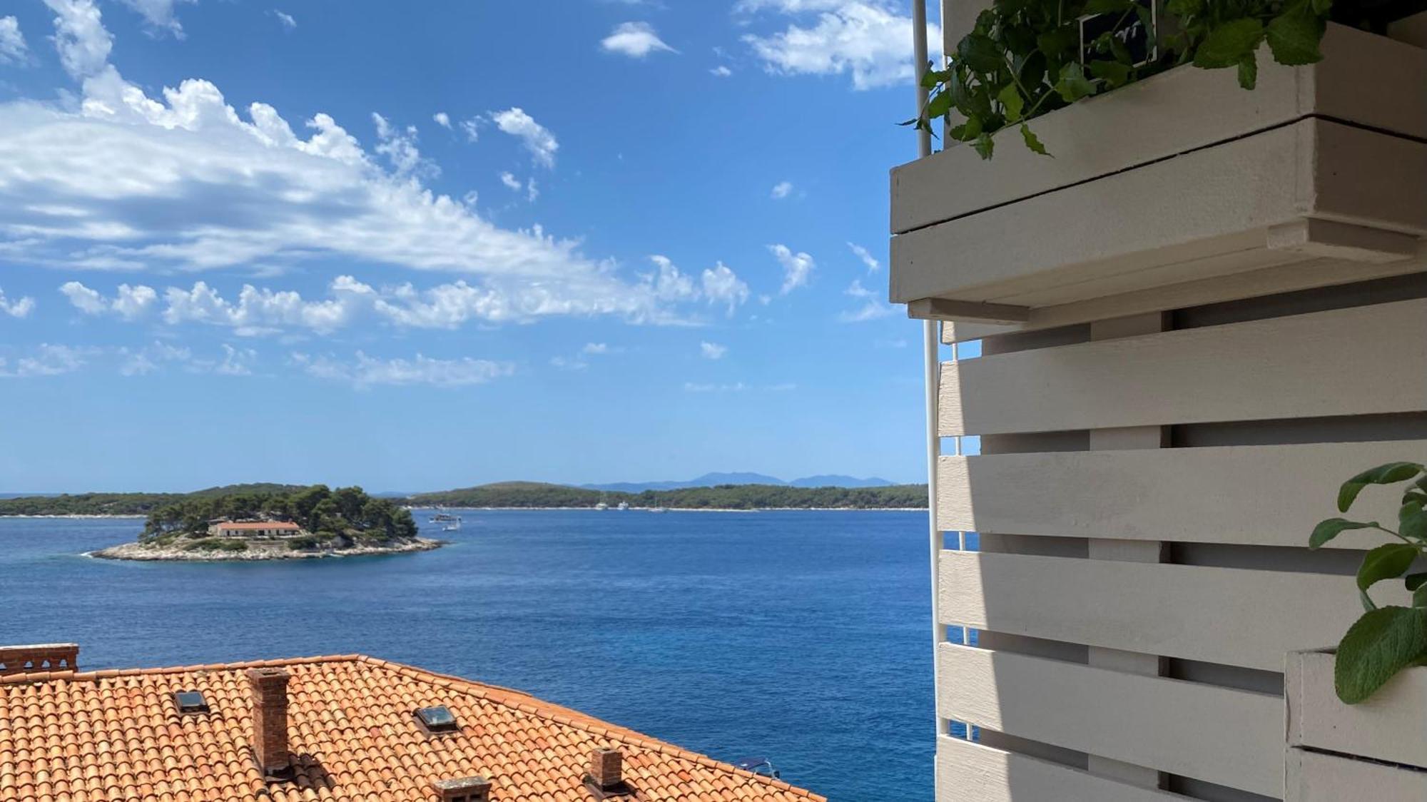 Up&above ,new Luxury Apt, Steps From And Old Town Hvar Town